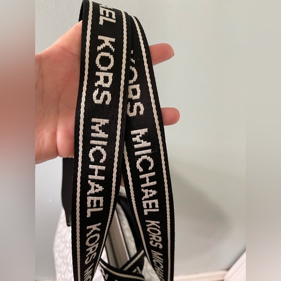 EXCLUSIVE Black & White MK tote - Picture 6 of 16